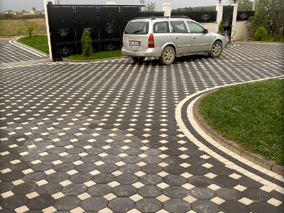 Oborr i shtruash me pllake betoni tetekendore te zeze dhe te bardhe Oborr i shtruash me pllake betoni tetekendore te zeze dhe te bardhe